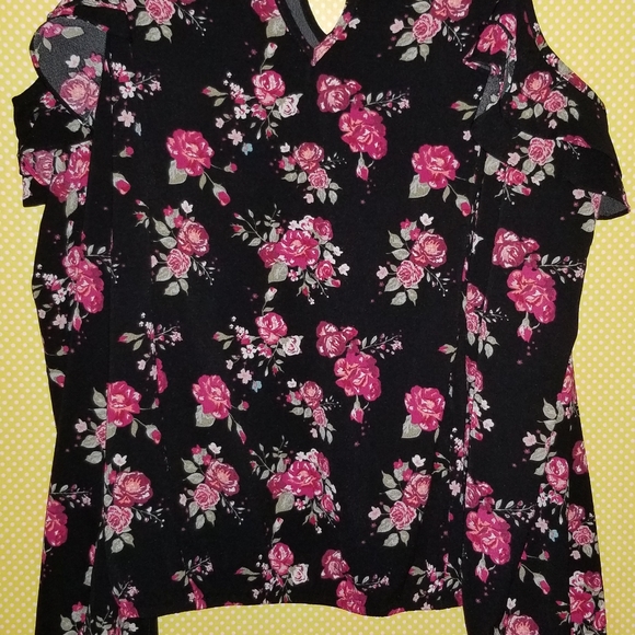 Black floral shoulder cutout blouse - Picture 4 of 9
